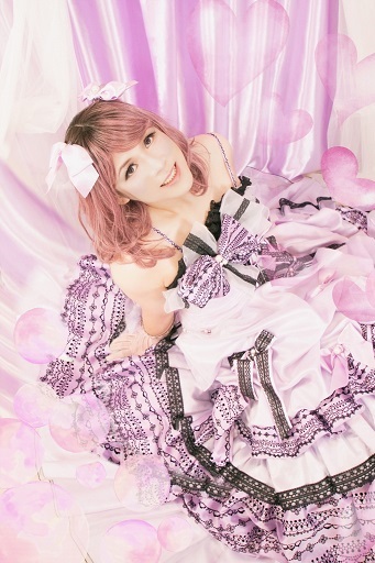 ラベンダードレスのドレス男子が笑顔を見せる幻想的な空間。黒レースやリボンが映えるドレスを着てプロ撮影で気分は女優。