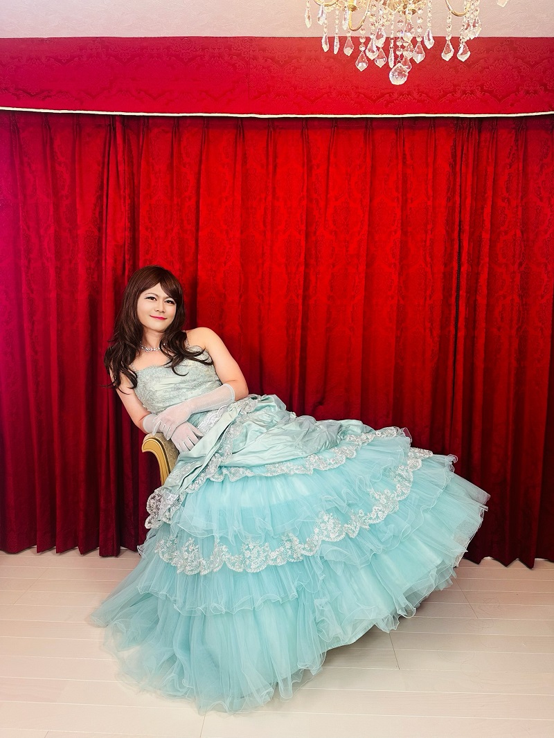 エメラルドグリーンのドレスでプリンセスに変身。心も整う魔法の体験ができる、田無の女装サロン「ベルマリ」。