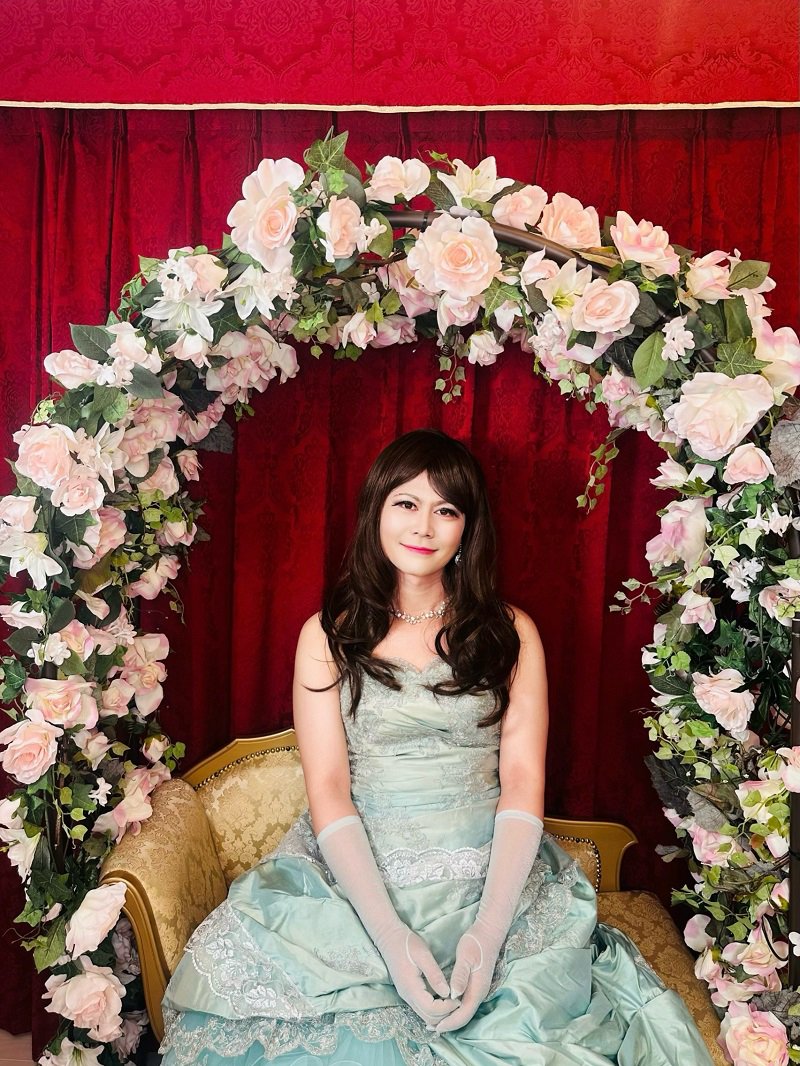 ミントグリーンのドレスで微笑む“ジョソンヌ”。華やかで繊細な美を体験できる田無の女装サロン「ベルマリ」にて。