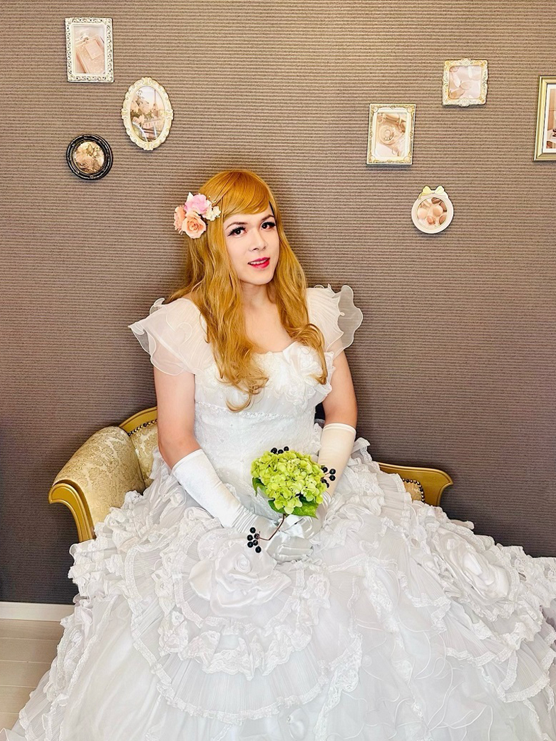 純白ドレスとピンクのバラで花嫁気分に。静かな美をまとえる個室型女装サロン、田無の女装サロン「ベルマリ」での一枚。
