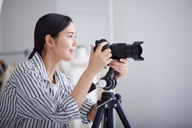 優しいプロカメラマンが自然な笑顔も美しく撮影。女優気分で楽しめる写真体験。田無の女装サロン「ベルマリ」にて。