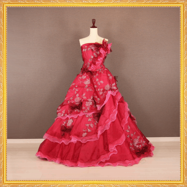 ピンクとレッドのグラデーションに咲く刺繍と花が華やかな薔薇ドレス。ワンショルダーが映える、女装子憧れの一着。